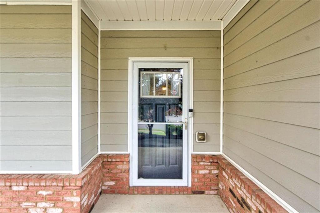 3 bedroom, 2 bathroom, 1,826 sq ft single family residence for sale at 305 Victory Circle, Commerce, GA 30529 — photo 2