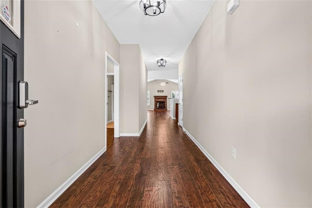3 bedroom, 2 bathroom, 1,826 sq ft single family residence for sale at 305 Victory Circle, Commerce, GA 30529 — photo 3