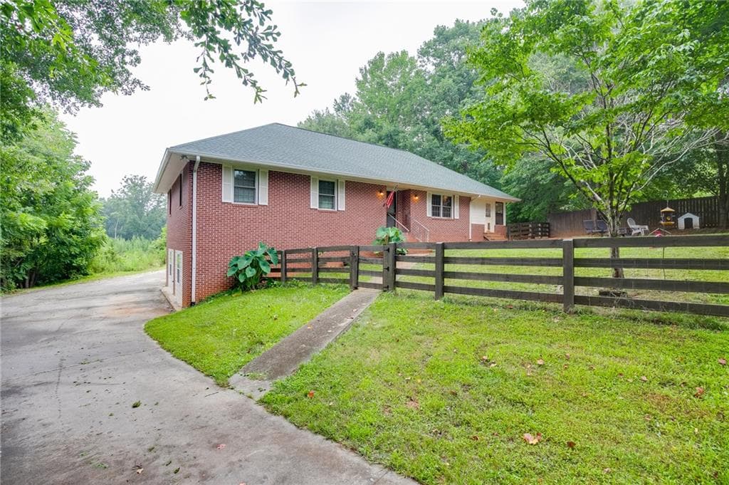 4 bedroom, 2 bathroom, 2,135 sq ft single family residence for sale at 3845 Level Grove Road, Cornelia, GA 30531 — photo 2