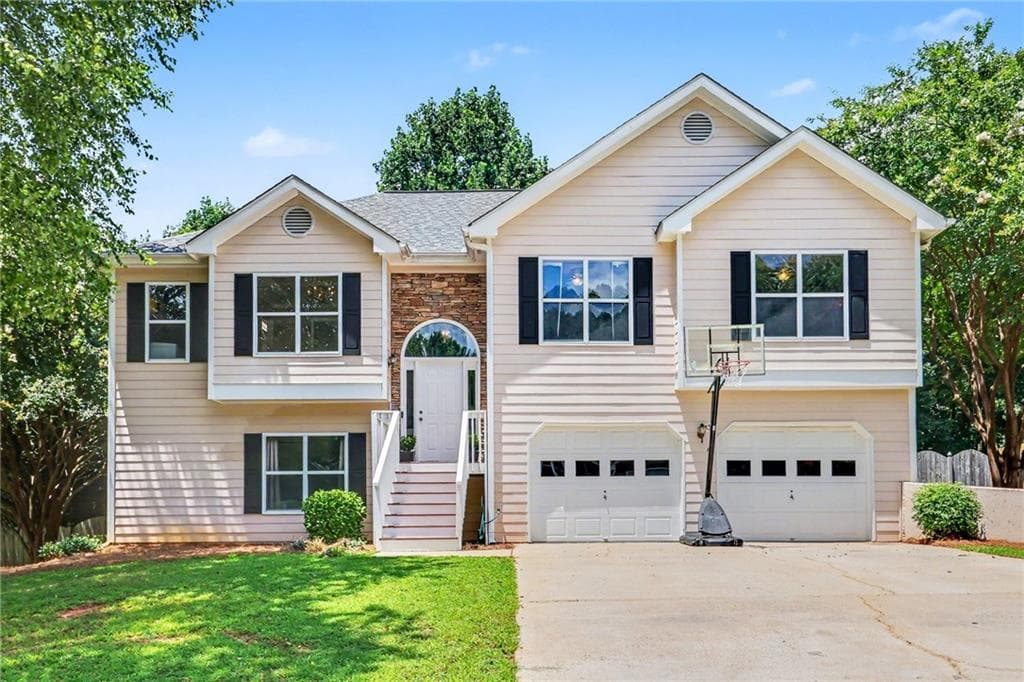 5 bedroom, 3 bathroom, 2,515 sq ft single family residence for sale at 6219 Compass Drive, Flowery Branch, GA 30542 — photo 2