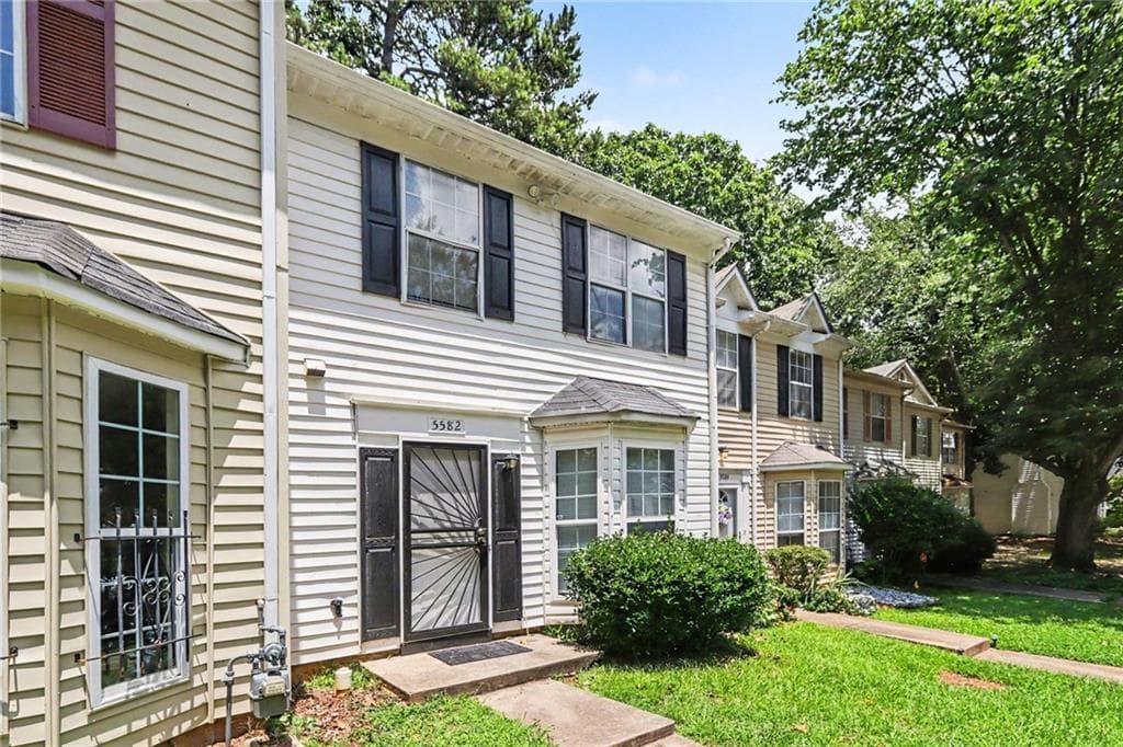 2 bedroom, 3 bathroom townhouse for rent at 5582 Stonington Trace Parkway, Stone Mountain, GA 30087 for $1,650 a month — photo 3