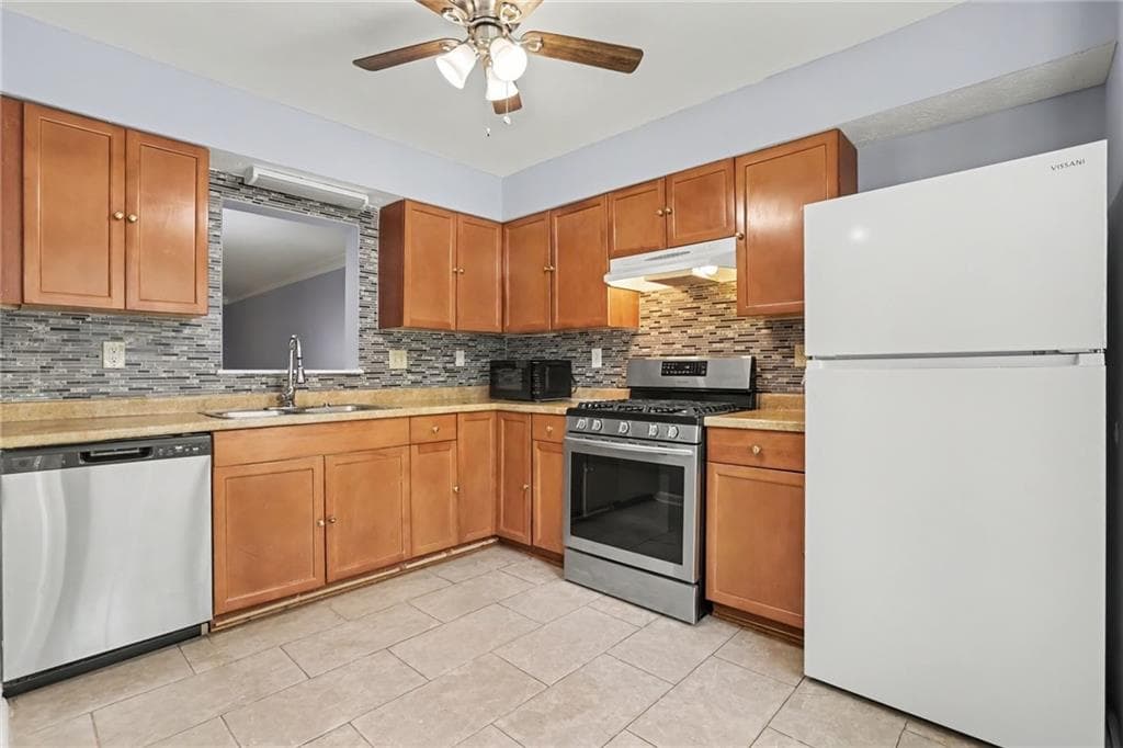2 bedroom, 3 bathroom townhouse for rent at 5582 Stonington Trace Parkway, Stone Mountain, GA 30087 for $1,650 a month — photo 6