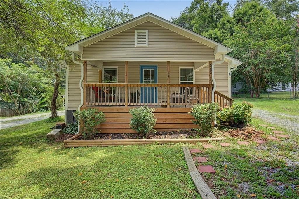 2 bedroom, 1 bathroom, 784 sq ft single family residence for sale at 5202 Groovers Landing Road, Acworth, GA 30101
