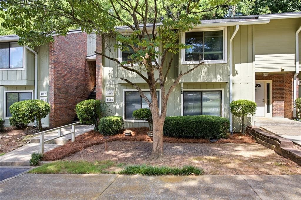 2 bedroom, 2 bathroom, 1,400 sq ft condominium for rent at 2183 Surrey Court, Marietta, GA 30067 for $1,700 a month — photo 1 of 26