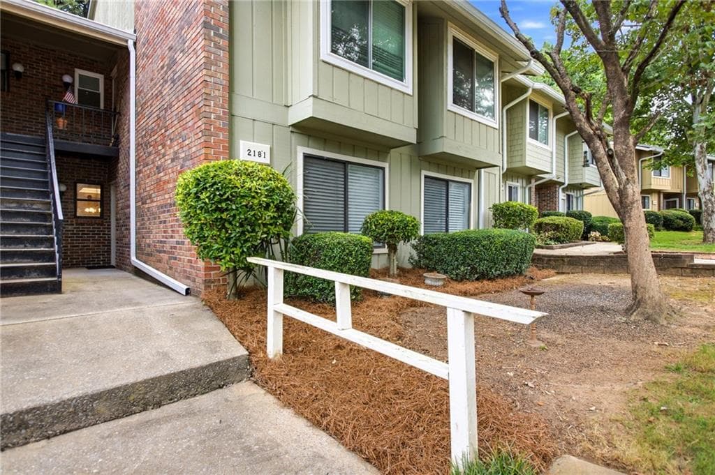 2 bedroom, 2 bathroom, 1,400 sq ft condominium for rent at 2183 Surrey Court, Marietta, GA 30067 for $1,700 a month — photo 2