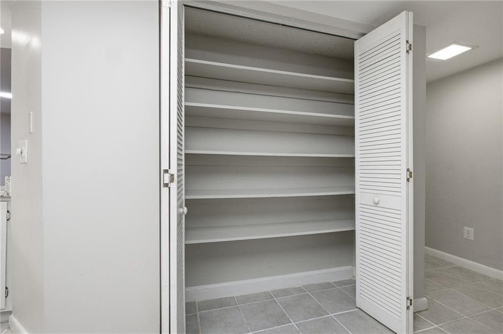 2 bedroom, 2 bathroom, 1,400 sq ft condominium for rent at 2183 Surrey Court, Marietta, GA 30067 for $1,700 a month — photo 6