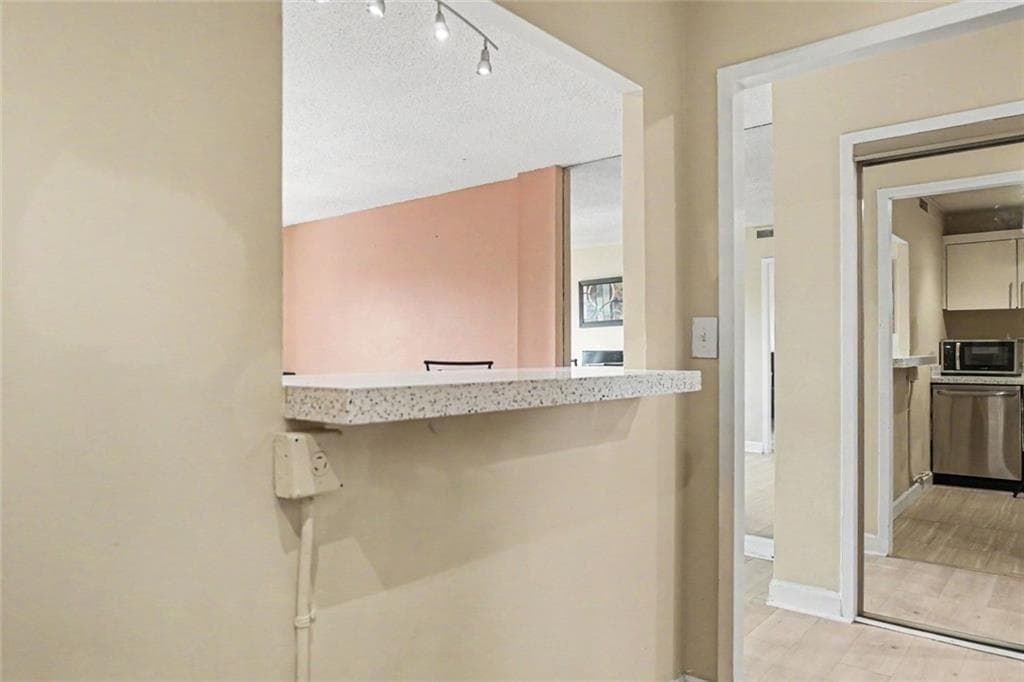 1 bedroom, 1 bathroom, 703 sq ft condominium for sale at 2285 Peachtree Road 909, Atlanta, GA 30309 — photo 2