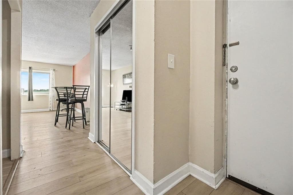 1 bedroom, 1 bathroom, 703 sq ft condominium for sale at 2285 Peachtree Road 909, Atlanta, GA 30309 — photo 3