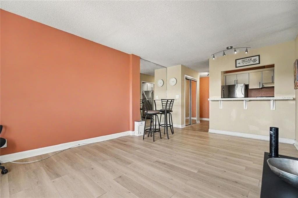 1 bedroom, 1 bathroom, 703 sq ft condominium for sale at 2285 Peachtree Road 909, Atlanta, GA 30309 — photo 4