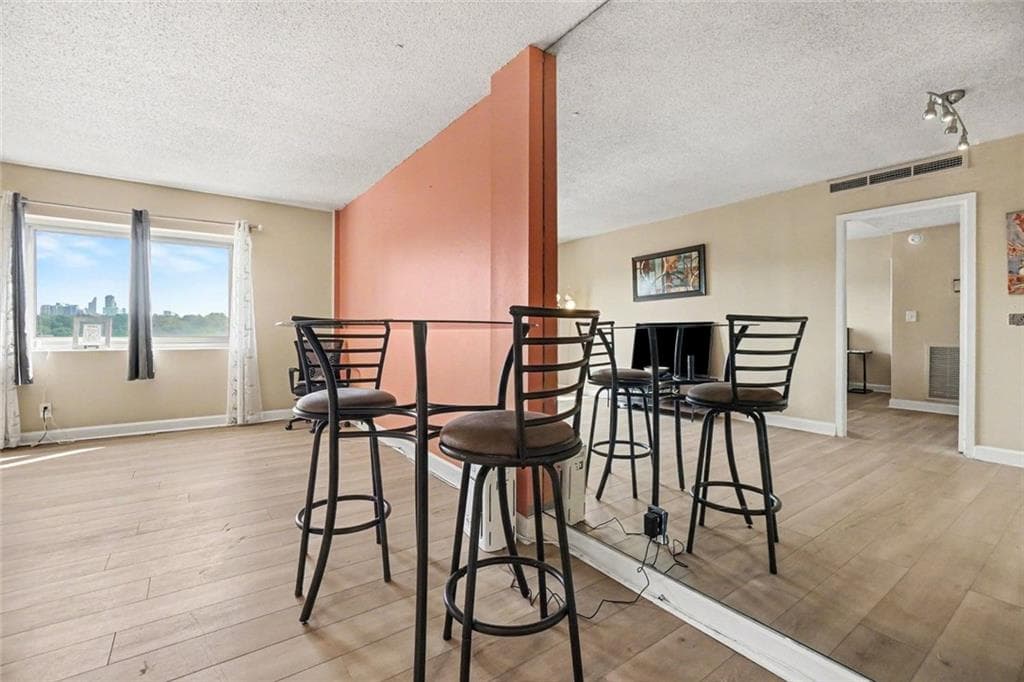 1 bedroom, 1 bathroom, 703 sq ft condominium for sale at 2285 Peachtree Road 909, Atlanta, GA 30309 — photo 7