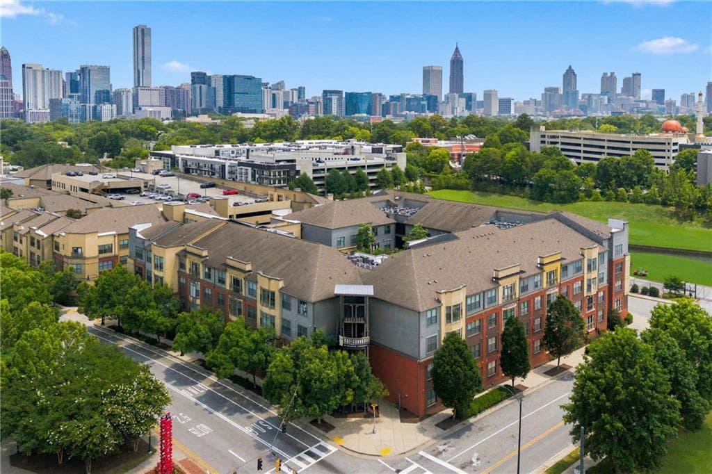 3 bedroom, 2 bathroom, 1,450 sq ft condominium for sale at 400 17th Street 1323, Atlanta, GA 30363 — photo 1 of 38