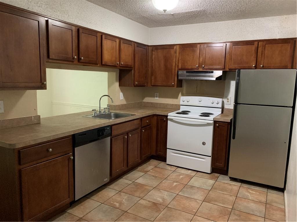 2 bedroom, 2 bathroom, 1,275 sq ft condominium for sale at 913 Seasons Parkway, Norcross, GA 30093 — photo 2