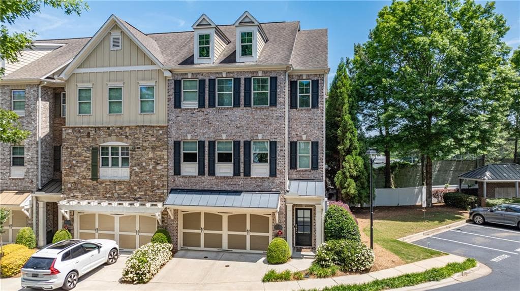 3 bedroom, 4 bathroom, 2,084 sq ft townhouse for sale at 909 Dumaine Trace, Sandy Springs, GA 30328 — photo 2