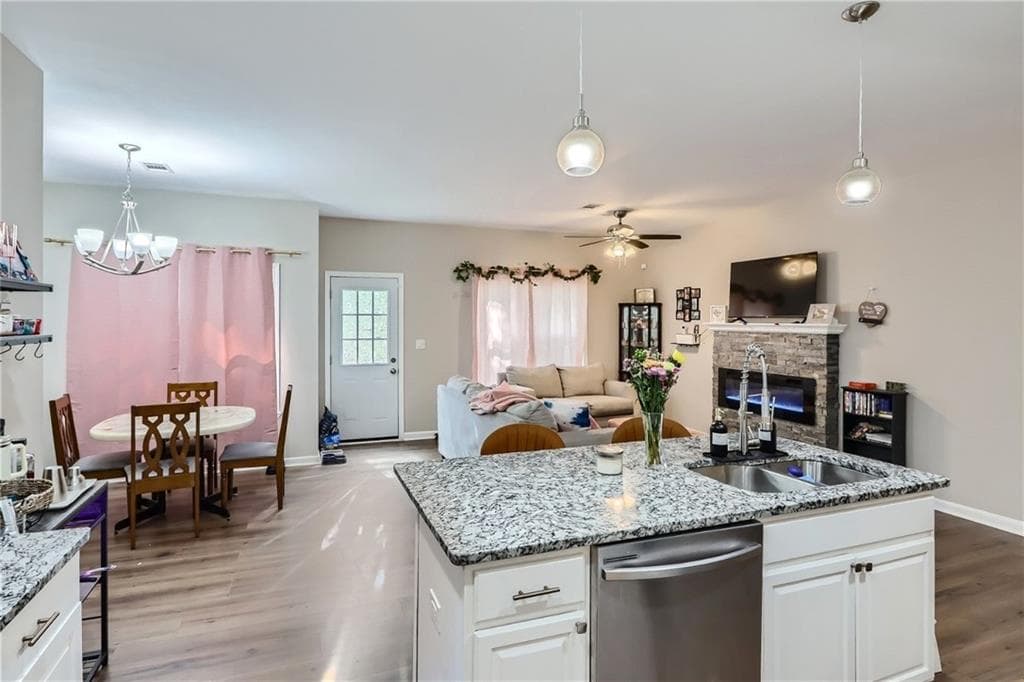 3 bedroom, 3 bathroom, 1,864 sq ft townhouse for sale at 7805 Rock Rose Lane, Fairburn, GA 30213 — photo 8