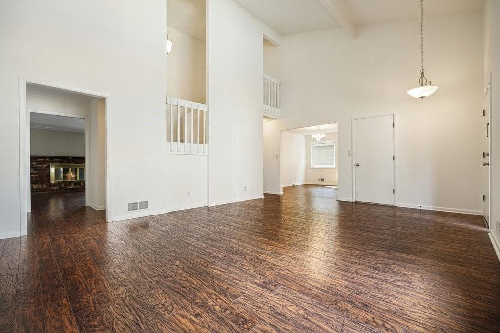 3 bedroom, 3 bathroom, 2,256 sq ft townhouse for sale at 300 Cruise Court, Roswell, GA 30076 — photo 2