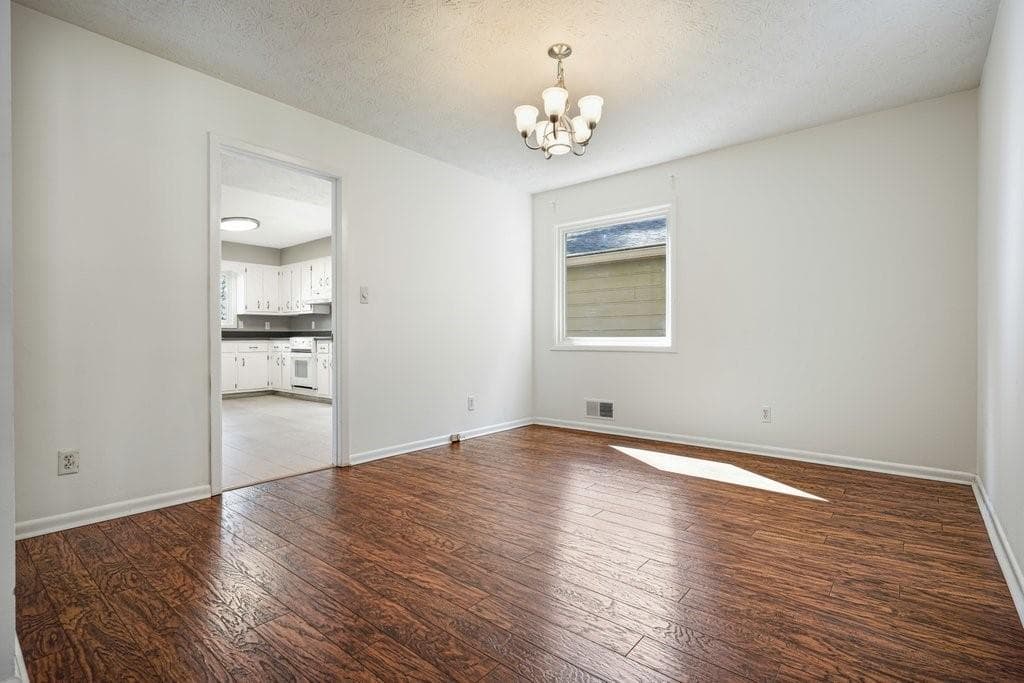 3 bedroom, 3 bathroom, 2,256 sq ft townhouse for sale at 300 Cruise Court, Roswell, GA 30076 — photo 5