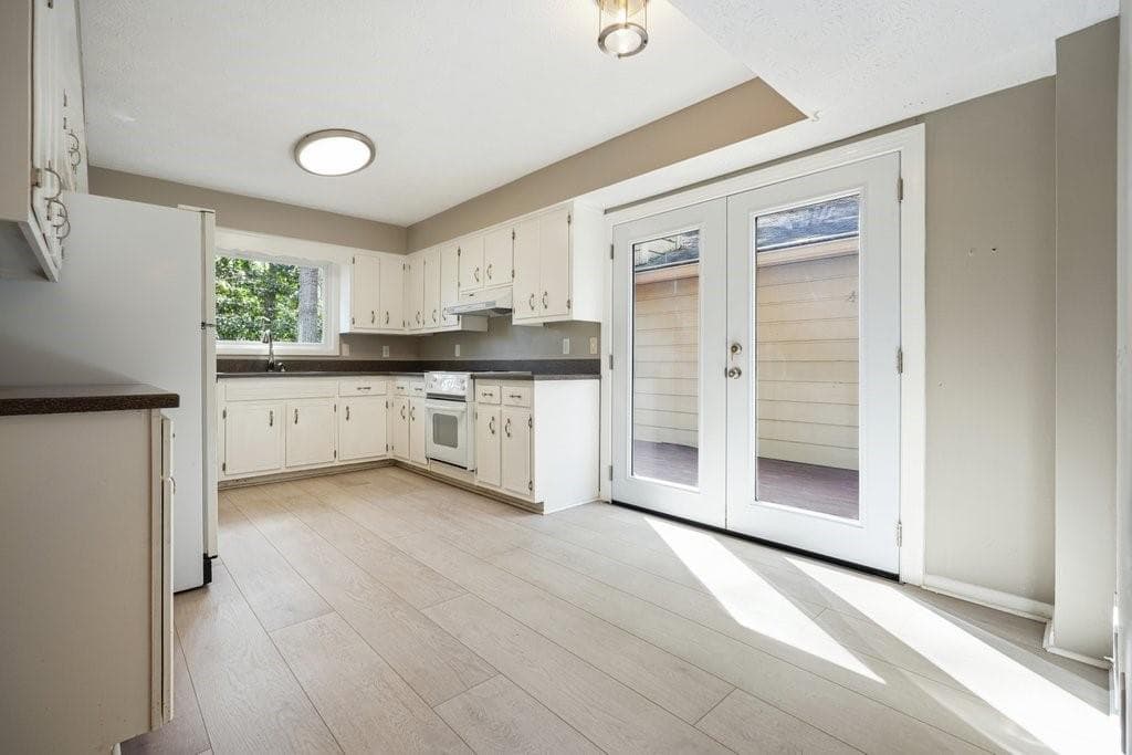 3 bedroom, 3 bathroom, 2,256 sq ft townhouse for sale at 300 Cruise Court, Roswell, GA 30076 — photo 6