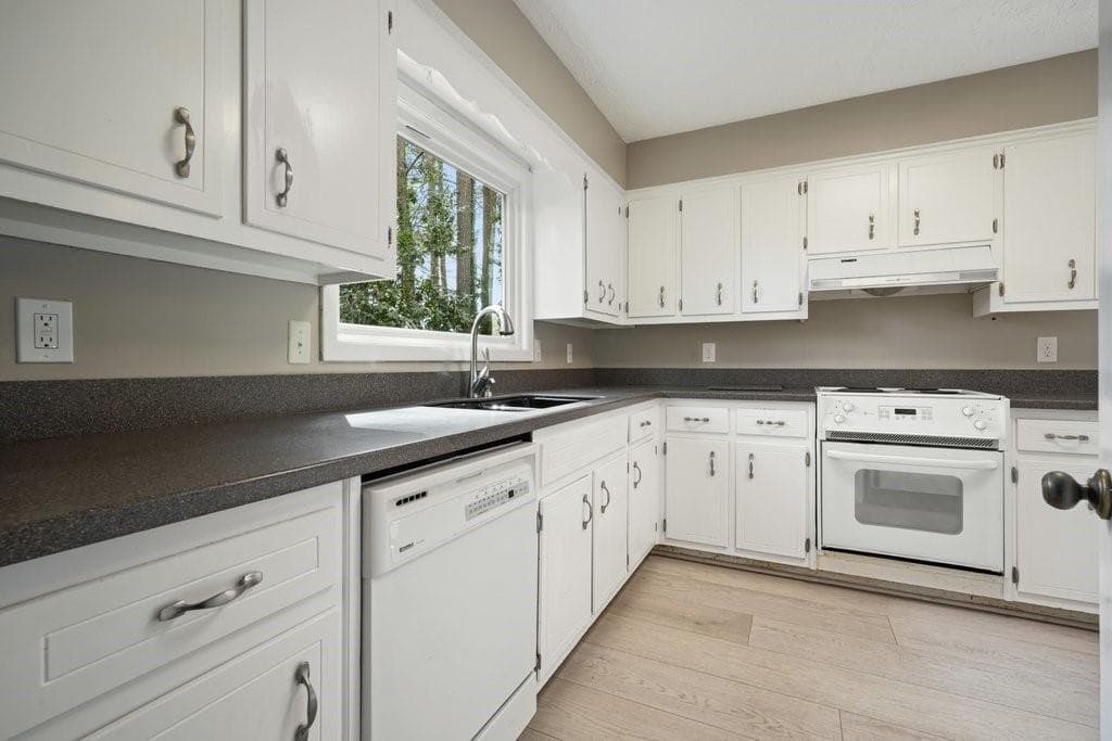 3 bedroom, 3 bathroom, 2,256 sq ft townhouse for sale at 300 Cruise Court, Roswell, GA 30076 — photo 7