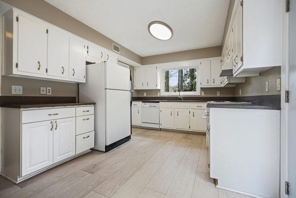 3 bedroom, 3 bathroom, 2,256 sq ft townhouse for sale at 300 Cruise Court, Roswell, GA 30076 — photo 8
