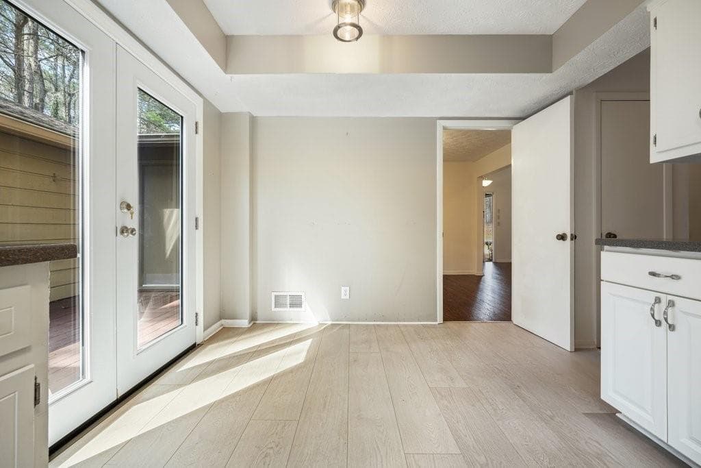 3 bedroom, 3 bathroom, 2,256 sq ft townhouse for sale at 300 Cruise Court, Roswell, GA 30076 — photo 9