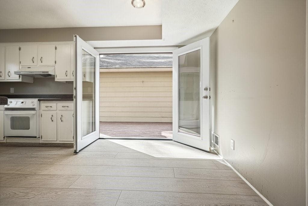 3 bedroom, 3 bathroom, 2,256 sq ft townhouse for sale at 300 Cruise Court, Roswell, GA 30076 — photo 10