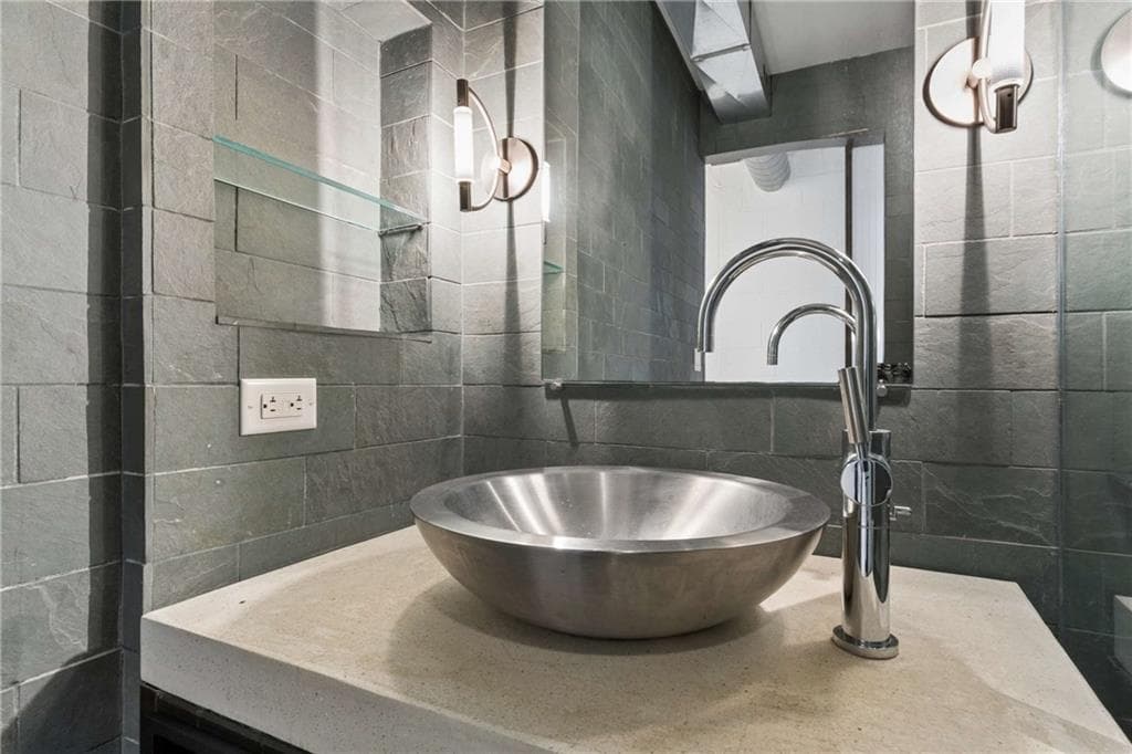 2 bedroom, 2 bathroom, 2,304 sq ft condominium under contract at 1933 Mclendon Avenue B, Atlanta, GA 30307 — photo 10