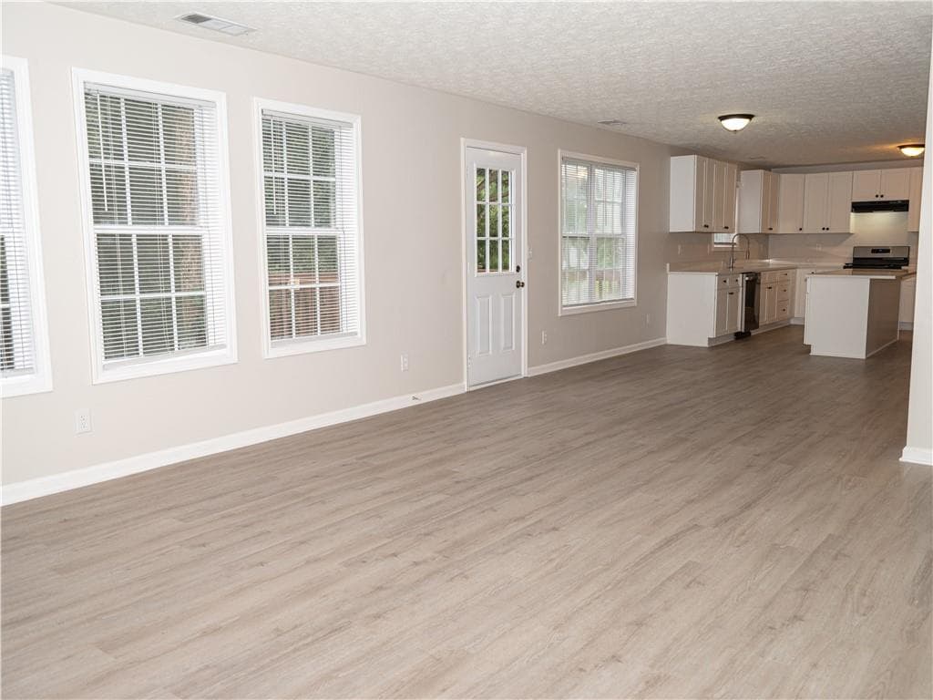 5 bedroom, 3 bathroom, 3,449 sq ft single family residence for sale at 1860 Pinehurst View Drive, Grayson, GA 30017 — photo 9