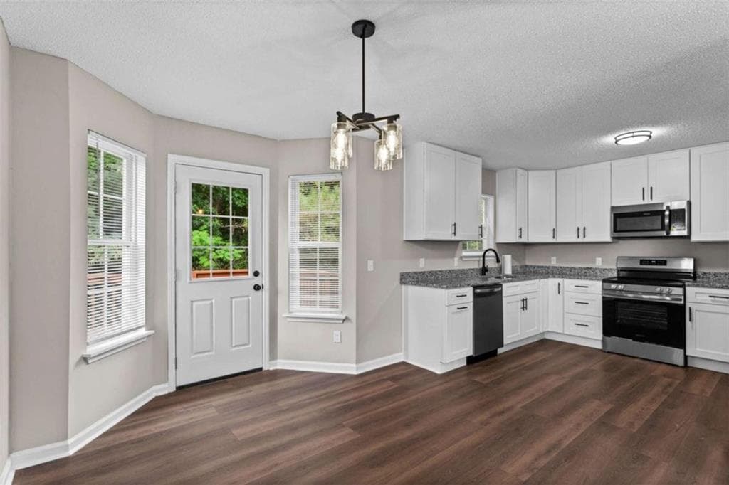3 bedroom, 3 bathroom, 1,524 sq ft single family residence for sale at 18 Farmington Drive, Temple, GA 30179 — photo 4