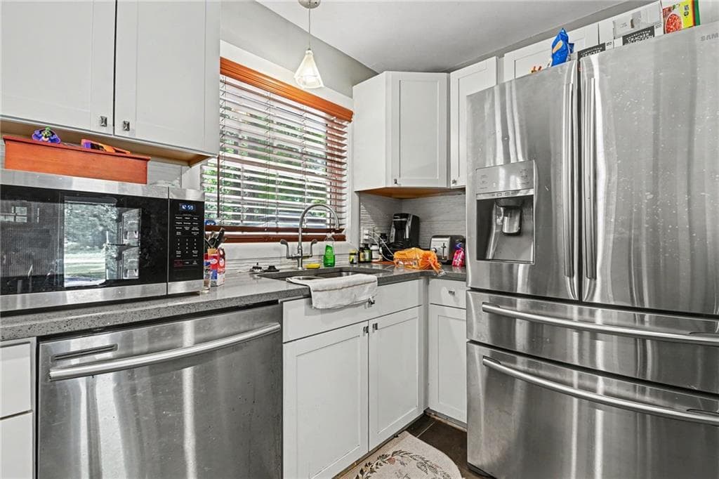3 bedroom, 2 bathroom, 1,050 sq ft single family residence for sale at 271 Oak Drive, Atlanta, GA 30354 — photo 3