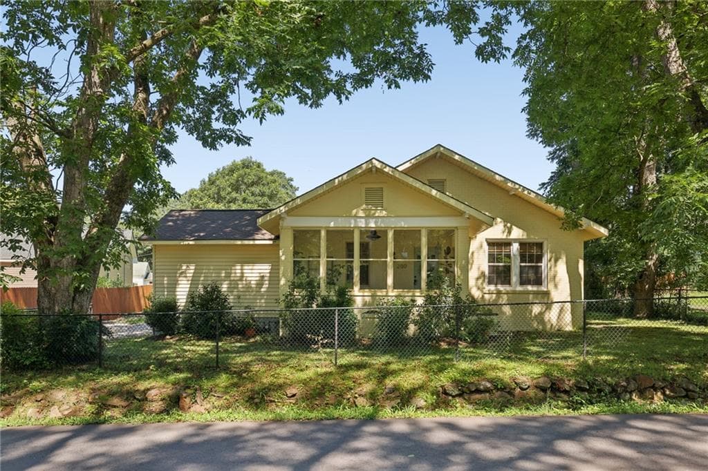 3 bedroom, 2 bathroom, 1,216 sq ft single family residence for sale at 200 S Jackson Street, Hartwell, GA 30643