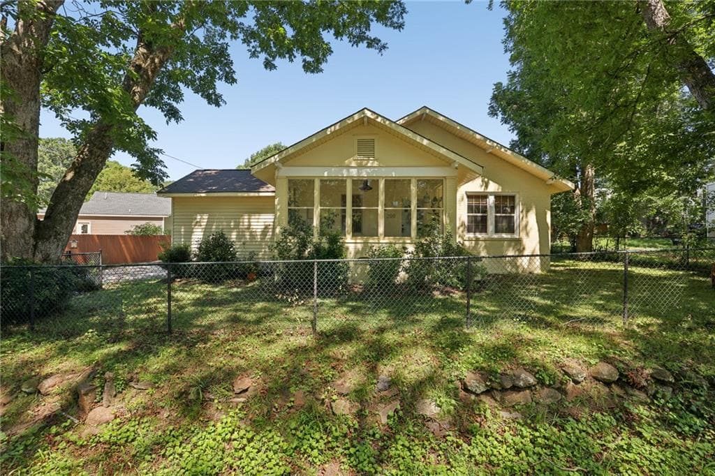 3 bedroom, 2 bathroom, 1,216 sq ft single family residence for sale at 200 S Jackson Street, Hartwell, GA 30643 — photo 2