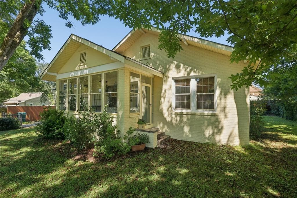 3 bedroom, 2 bathroom, 1,216 sq ft single family residence for sale at 200 S Jackson Street, Hartwell, GA 30643 — photo 3