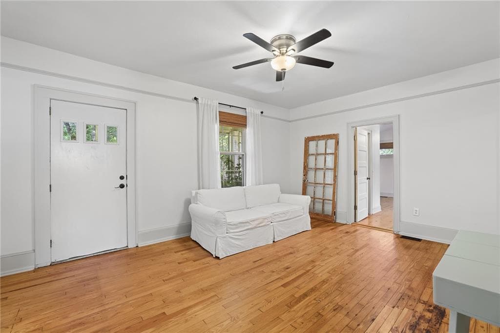 3 bedroom, 2 bathroom, 1,216 sq ft single family residence for sale at 200 S Jackson Street, Hartwell, GA 30643 — photo 6