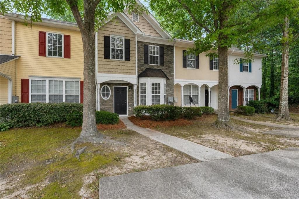 3 bedroom, 3 bathroom, 1,286 sq ft townhouse for sale at 6114 Camden Forrest Drive, Riverdale, GA 30296 — photo 2