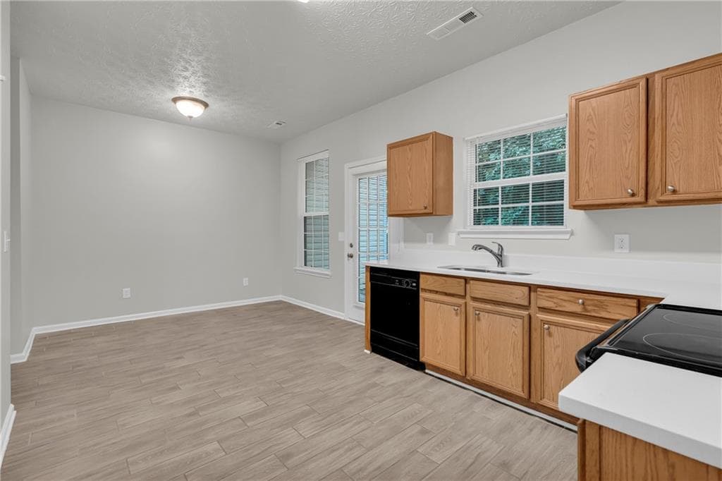 3 bedroom, 3 bathroom, 1,286 sq ft townhouse for sale at 6114 Camden Forrest Drive, Riverdale, GA 30296 — photo 9