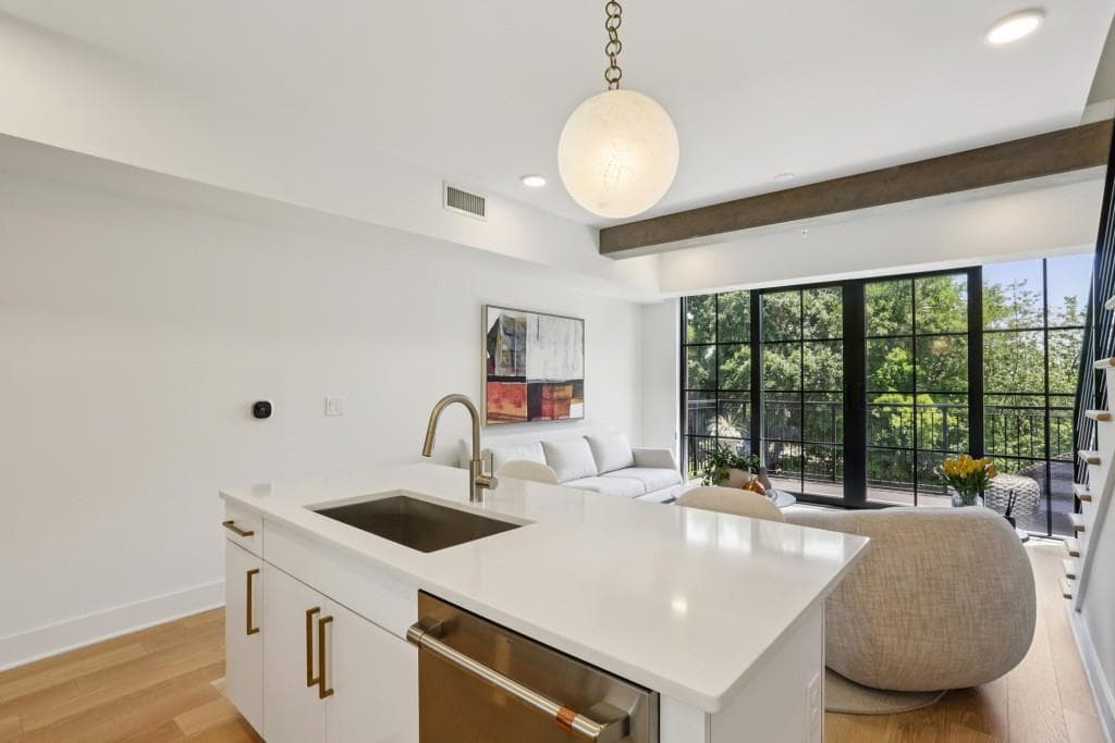 2 bedroom, 2 bathroom, 1,159 sq ft condominium under contract at 346 Peters Street 303, Atlanta, GA 30313 — photo 7