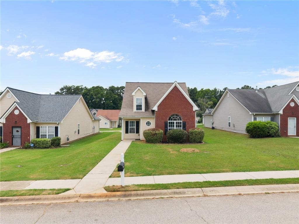 3 bedroom, 3 bathroom, 1,861 sq ft single family residence under contract at 1470 Lafayette Square, Mcdonough, GA 30252 — photo 2