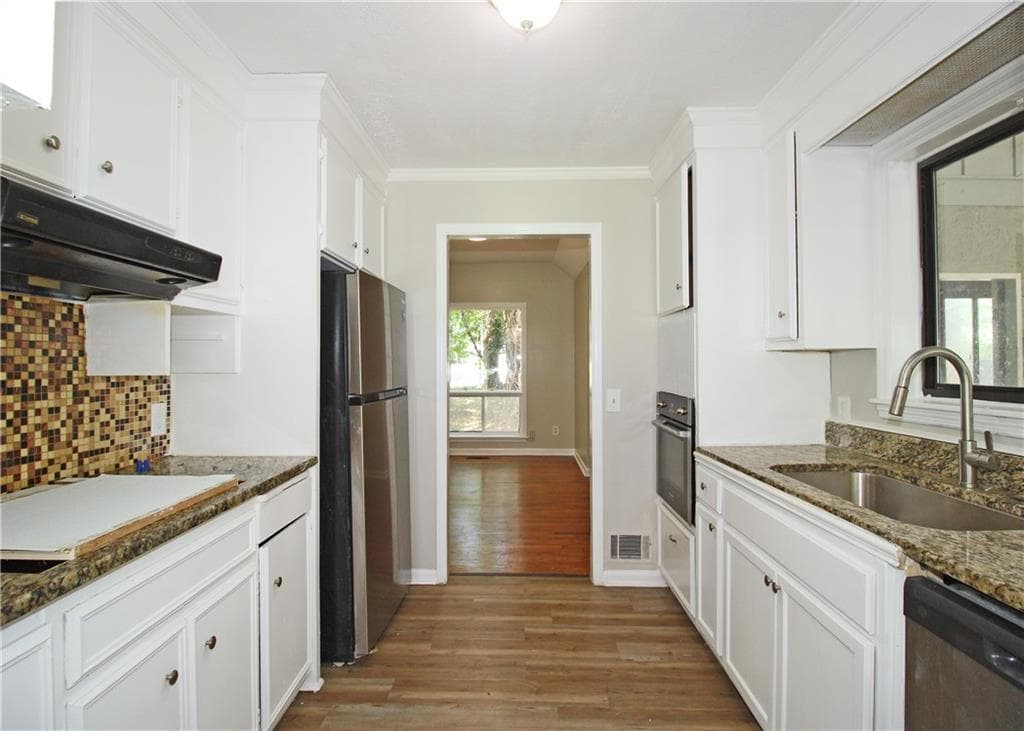 3 bedroom, 2 bathroom, 1,792 sq ft single family residence under contract at 3000 Collier Drive, Atlanta, GA 30318 — photo 7