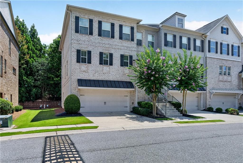 4 bedroom, 4 bathroom, 2,734 sq ft townhouse under contract at 9013 Woodland Trail 7, Alpharetta, GA 30009