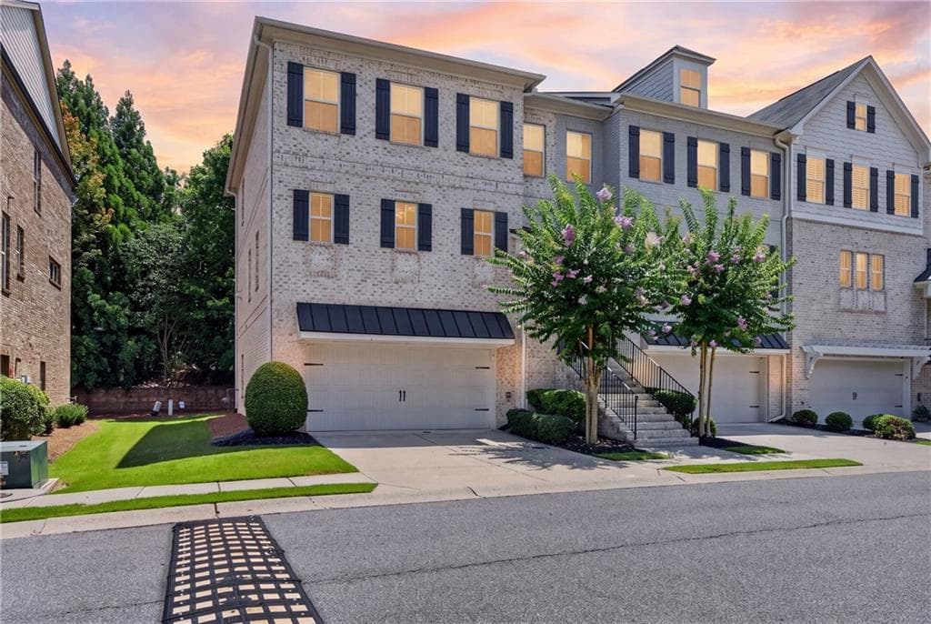 4 bedroom, 4 bathroom, 2,734 sq ft townhouse under contract at 9013 Woodland Trail 7, Alpharetta, GA 30009 — photo 2