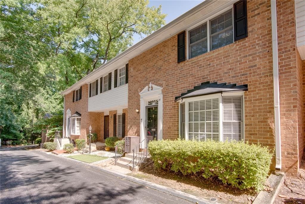 2 bedroom, 2 bathroom, 1,342 sq ft townhouse for sale at 6520 Roswell Road 77, Atlanta, GA 30328 — photo 2