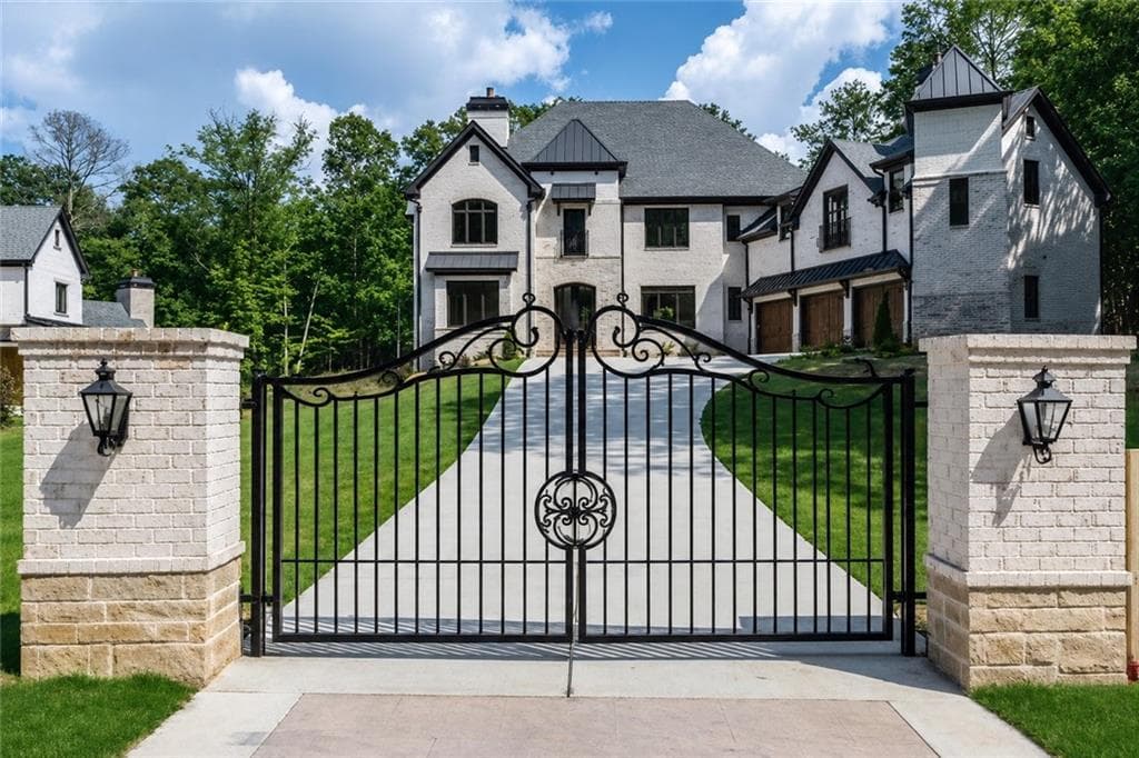 5 bedroom, 6 bathroom, 7,206 sq ft single family residence for sale at 10745 Shallowford Road, Roswell, GA 30075 — photo 4