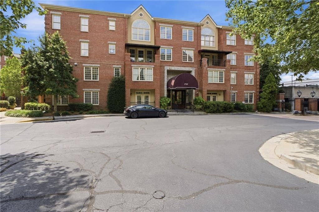 1 bedroom, 1 bathroom, 1,114 sq ft condominium for sale at 1735 Peachtree Street 304, Atlanta, GA 30309 — photo 2