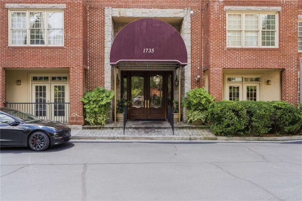 1 bedroom, 1 bathroom, 1,114 sq ft condominium for sale at 1735 Peachtree Street 304, Atlanta, GA 30309 — photo 3