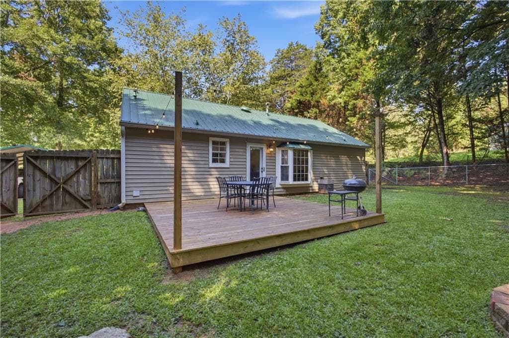 2 bedroom, 2 bathroom, 1,000 sq ft single family residence under contract at 4487 Fountain Drive, Gillsville, GA 30543 — photo 2