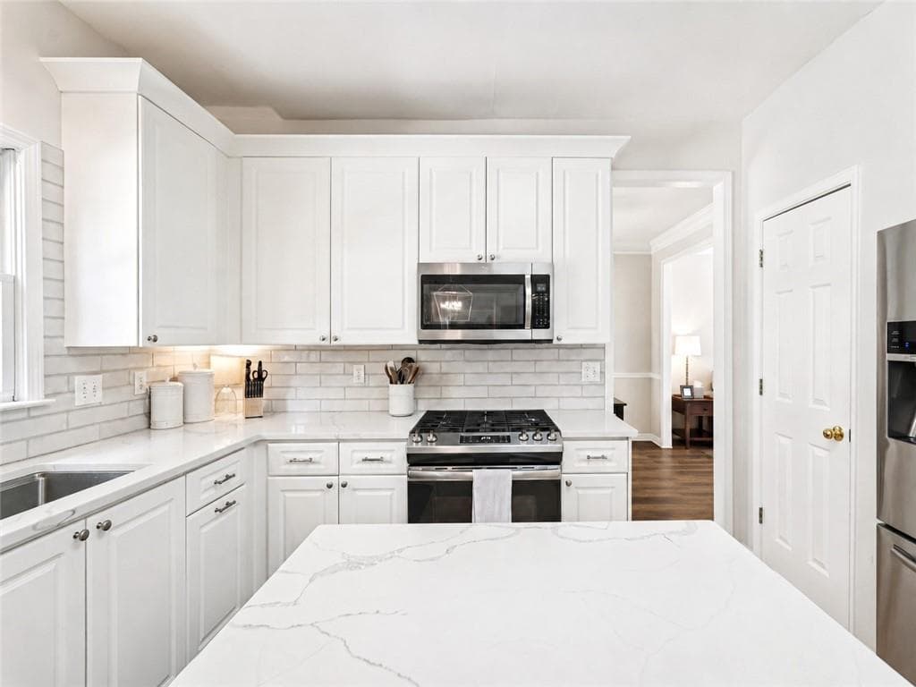 4 bedroom, 3 bathroom, 2,620 sq ft single family residence for sale at 605 Silverberry Lane, Sugar Hill, GA 30518 — photo 7