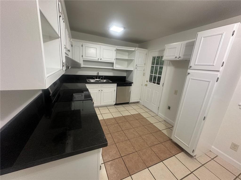 3 bedroom, 2 bathroom, 1,475 sq ft single family residence under contract at 3229 Fern Valley Drive, Marietta, GA 30008 — photo 7