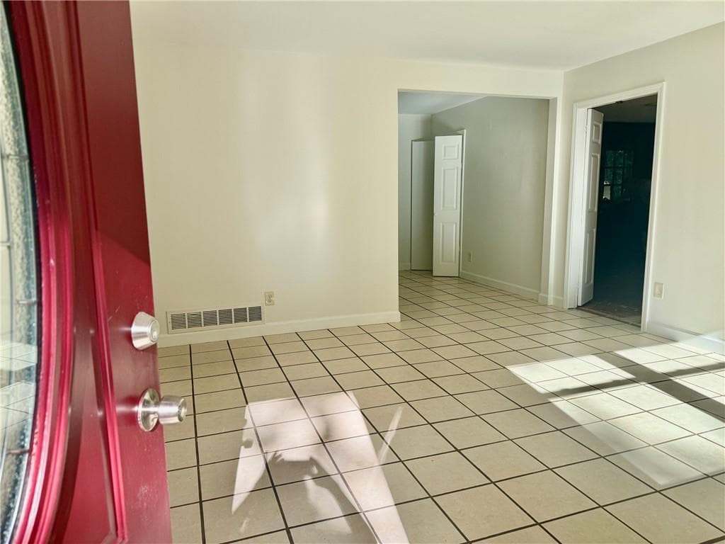 3 bedroom, 2 bathroom, 1,475 sq ft single family residence under contract at 3229 Fern Valley Drive, Marietta, GA 30008 — photo 2
