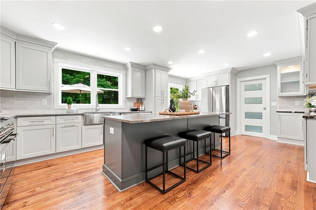 5 bedroom, 5 bathroom, 4,719 sq ft single family residence under contract at 265 Carriage Station Circle, Roswell, GA 30075 — photo 2