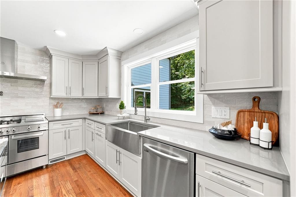 5 bedroom, 5 bathroom, 4,719 sq ft single family residence under contract at 265 Carriage Station Circle, Roswell, GA 30075 — photo 4